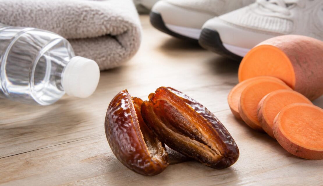découvrez combien de calories fournit la datte et pourquoi ce fruit sucré est une source d'énergie idéale pour les sportifs.