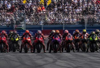 découvrez comment se forme la grille de départ en moto gp et analysez les enjeux de la bataille cruciale avant le premier virage de la course.