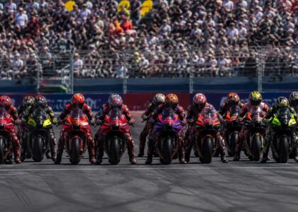 découvrez comment se forme la grille de départ en moto gp et analysez les enjeux de la bataille cruciale avant le premier virage de la course.