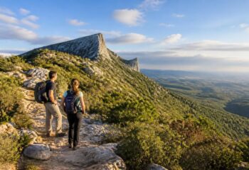découvrez les meilleurs itinéraires de randonnée au pic saint loup pour profiter d'une vue époustouflante et vivre une expérience inoubliable en pleine nature.