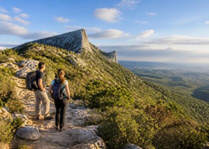 découvrez les meilleurs itinéraires de randonnée au pic saint loup pour profiter d'une vue époustouflante et vivre une expérience inoubliable en pleine nature.