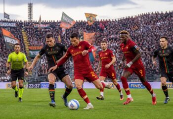 découvrez l'intensité et la passion du choc au sommet entre venezia et roma, un match incontournable du football italien qui promet suspense et émotions fortes.