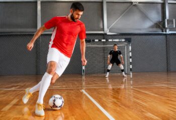 découvrez les bienfaits du futsal pour améliorer votre technique sur le terrain, développer votre agilité, votre précision et votre rapidité de jeu.