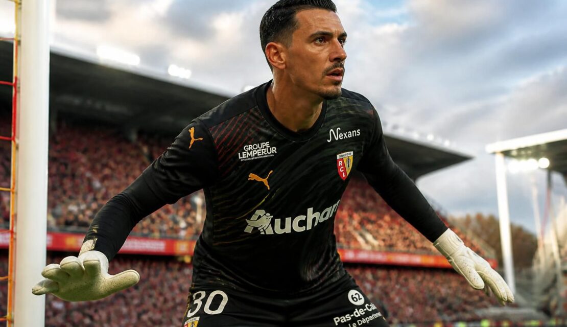 découvrez comment l'arrivée de pau lopez pourrait transformer la défense du rc lens et renforcer l'équipe pour la saison à venir.