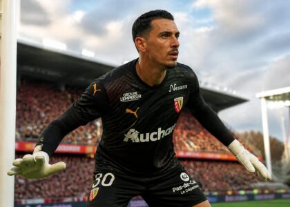 découvrez comment l'arrivée de pau lopez pourrait transformer la défense du rc lens et renforcer l'équipe pour la saison à venir.