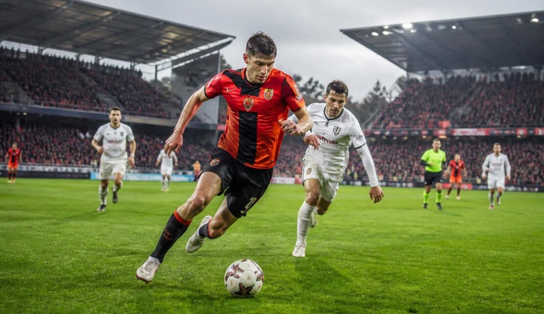 découvrez les défis majeurs que le promu laval devra affronter cette saison en ligue 2, entre ambitions, enjeux sportifs et adaptations nécessaires.