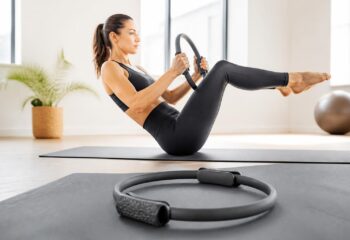 découvrez comment le cercle pilates peut devenir votre allié incontournable pour renforcer efficacement votre sangle abdominale et améliorer votre posture.
