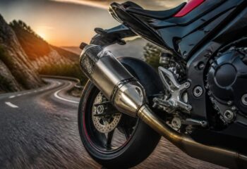 découvrez comment un échappement akrapovic peut améliorer la performance et modifier le son de votre moto pour une expérience de conduite unique.