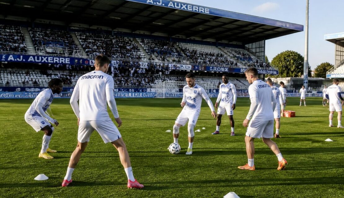 découvrez comment auxerre se prépare à son retour en ligue 1 et les stratégies mises en place pour briller parmi l'élite du football français.