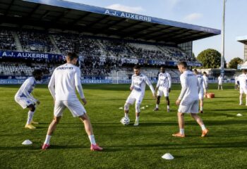découvrez comment auxerre se prépare à son retour en ligue 1 et les stratégies mises en place pour briller parmi l'élite du football français.