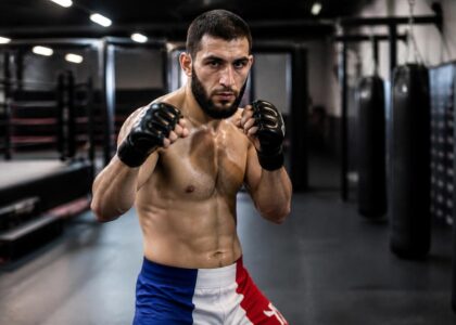 découvrez le parcours et les perspectives de nassourdine imavov, jeune talent prometteur du mma français, et son avenir dans le monde des arts martiaux mixtes.