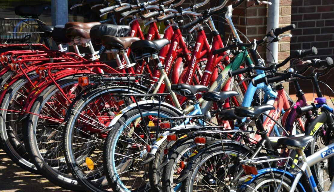 Rangée de vélos de ville colorés stationnés