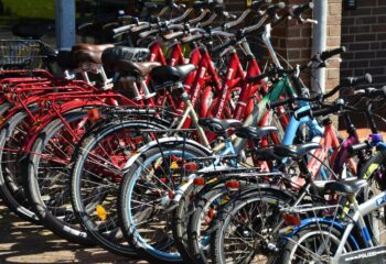 Rangée de vélos de ville colorés stationnés