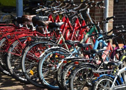 Rangée de vélos de ville colorés stationnés